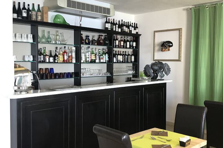 Lounge 11 of 25
