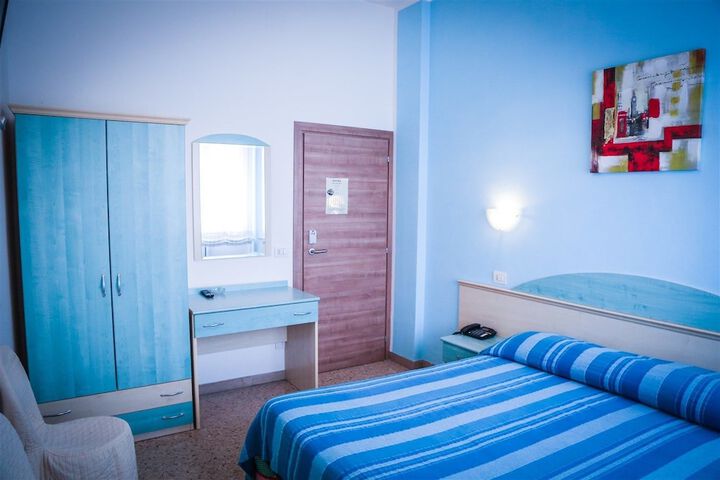 Room 6 of 38
