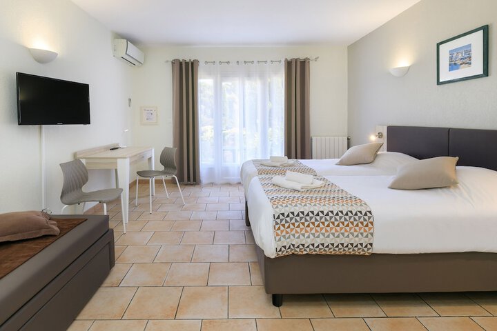 Room 6 of 33
