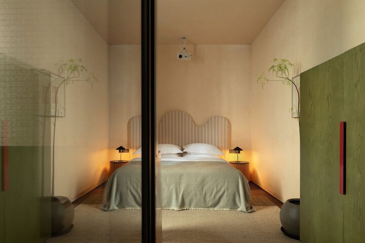 Room 33 of 79