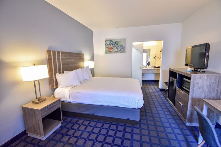 1 Queen Bed (2 of 10)