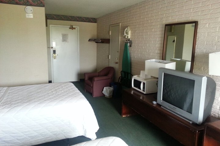Room 6 of 16