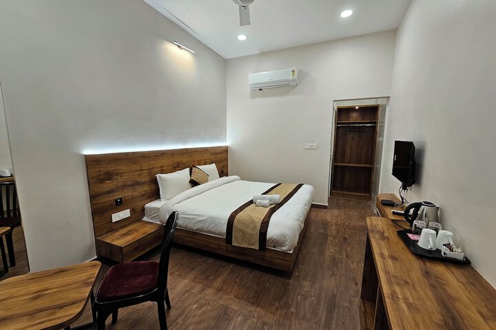 Room 8 of 17