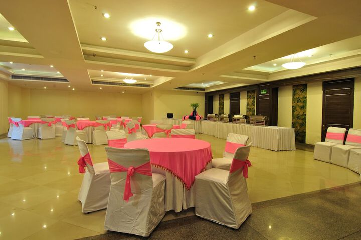 Ballroom/Hall 32 of 34