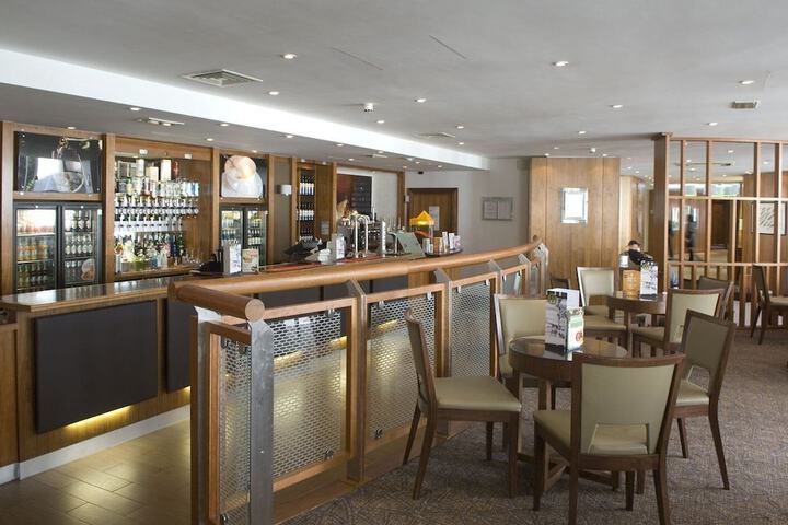 Lounge 66 of 84