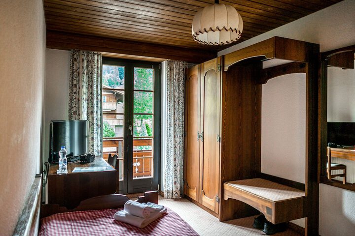 Room 27 of 115