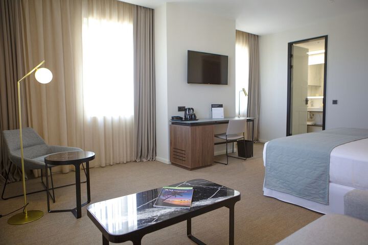 Room 33 of 202