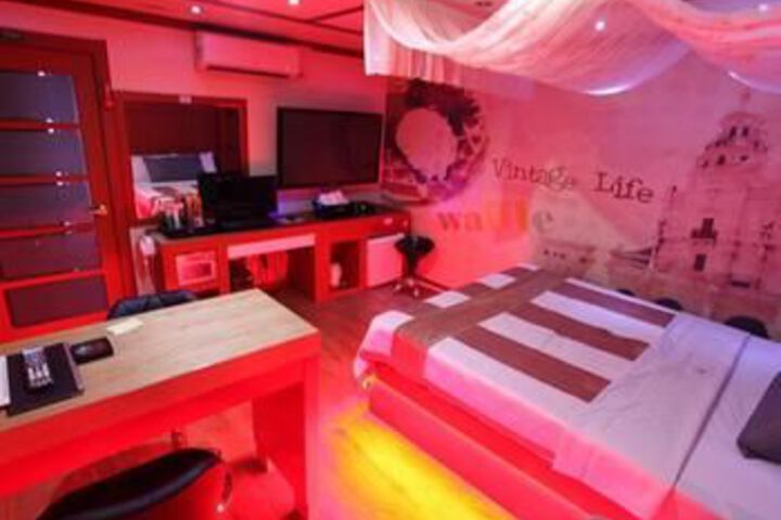 Room 4 of 8