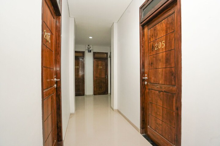 Ballroom/Hall 27 of 30