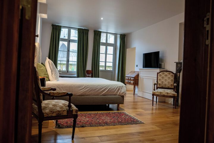 Room 5 of 32