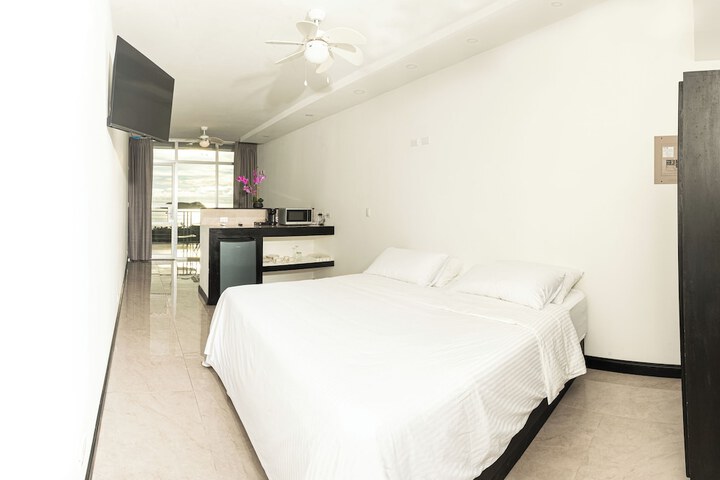 Room 4 of 136