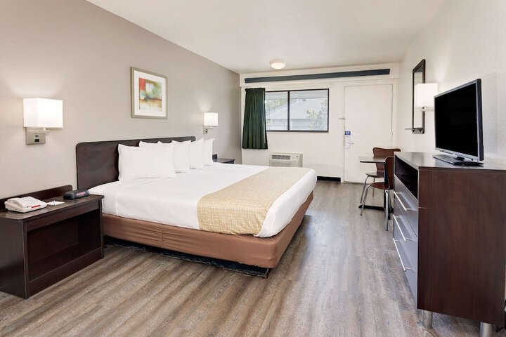 1 King Bed (10 of 10)