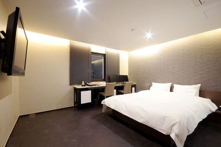 Room 8 of 32