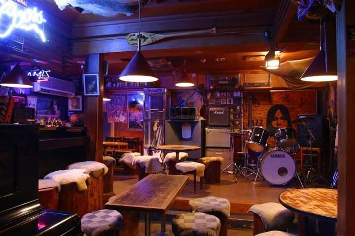 Lounge 22 of 33