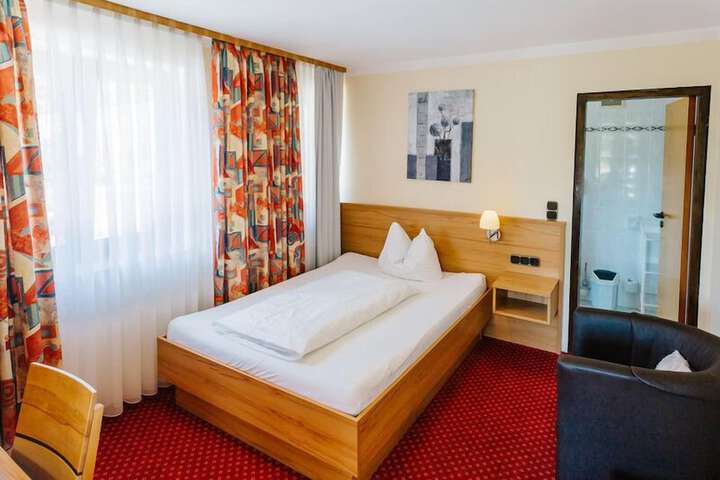 Room 8 of 33