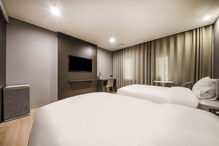 Room 25 of 94