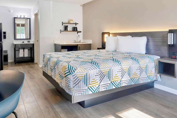 1 Queen Bed Kitchen (15 of 18)