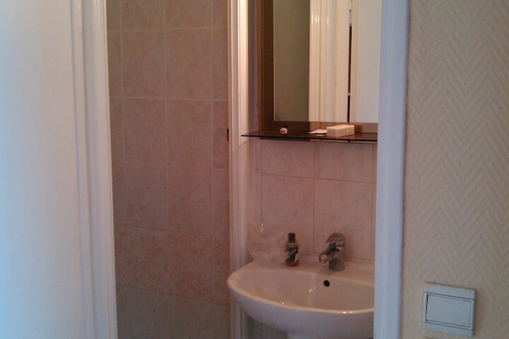 Room 3 of 16