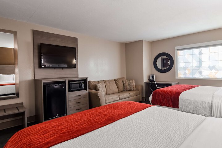 2 Queen Beds High Speed Internet Accessible Microwave and Refrigerator Desk Flat Screen (9 of 16)