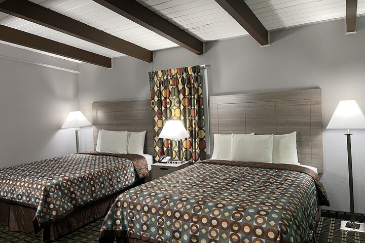 1 Queen Bed (33 of 56)