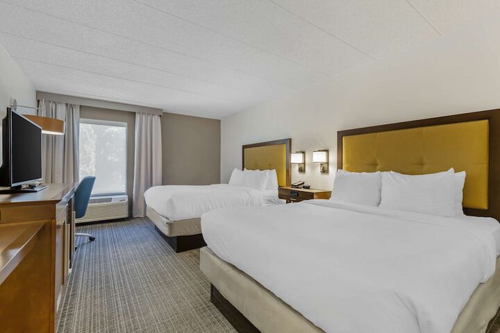 2 Queen Beds (5 of 6)