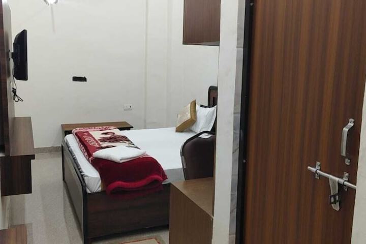Room 6 of 16