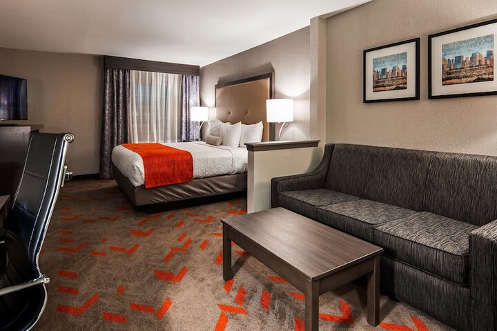 1 King Bed Accessible (3 of 10)