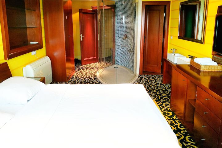 Room 10 of 18