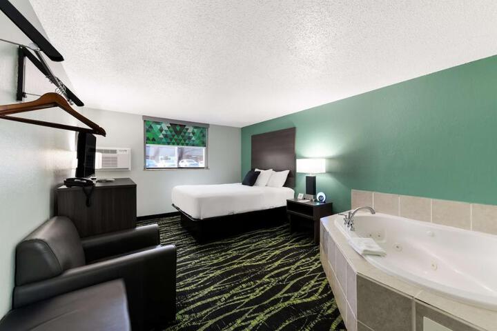 1 Queen Bed (1 of 15)