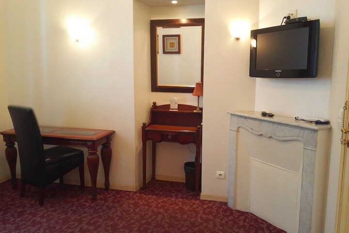 Room 8 of 32