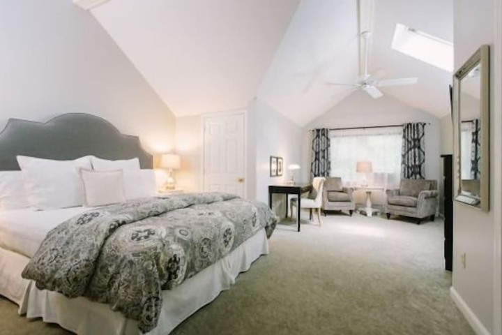 Room 4 of 61