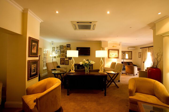 Lounge 25 of 27