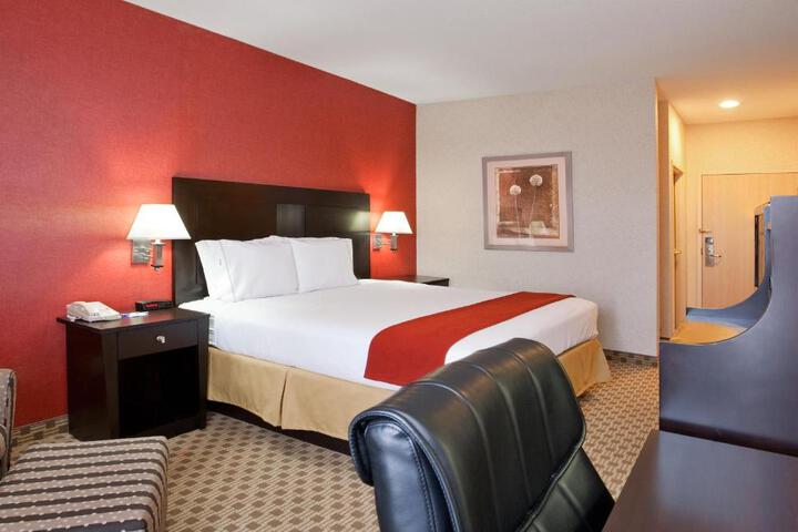 1 King Bed (2 of 15)