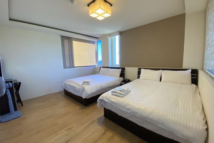 Room 8 of 16