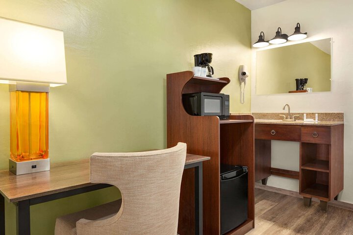 1 King Bed with Continental Breakfast (3 of 13)