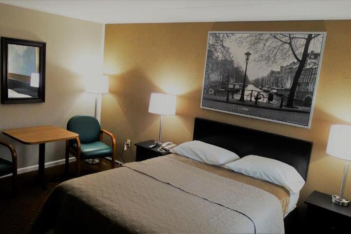 1 Queen Bed (5 of 9)
