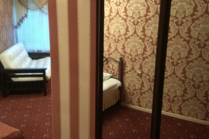 Room 8 of 10