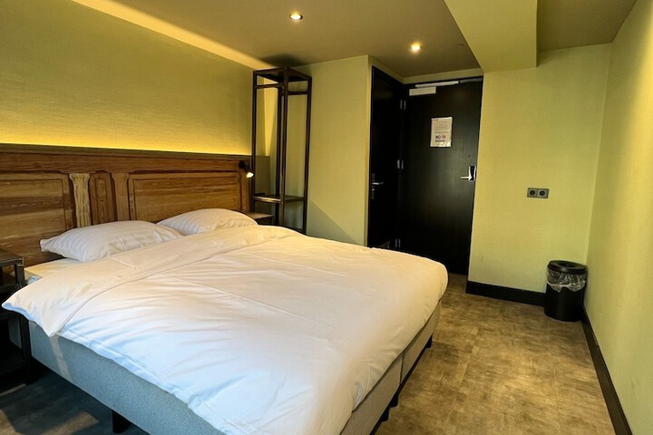 Room 10 of 22