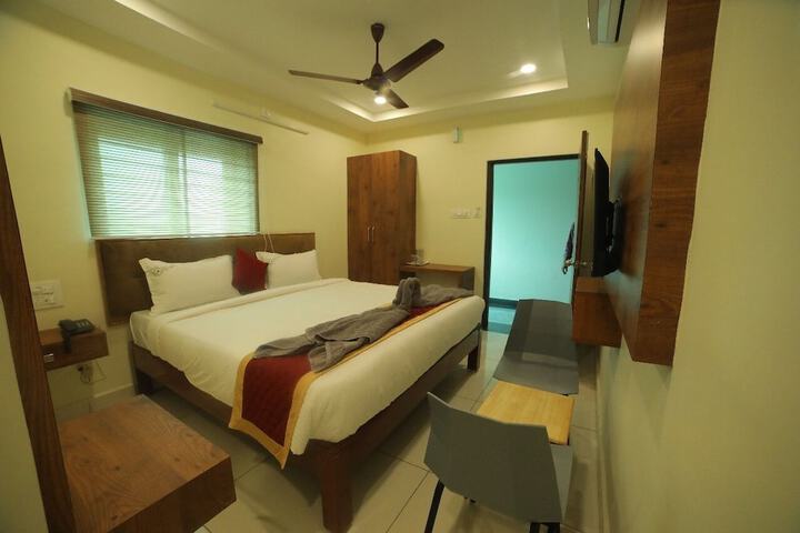 Room 5 of 16