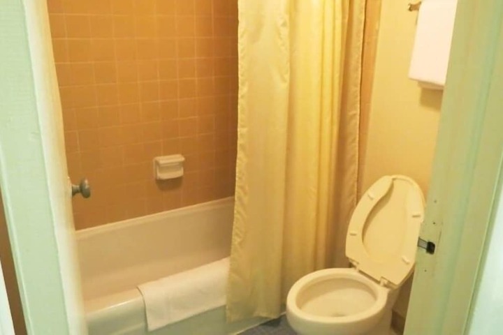 Room 9 of 18