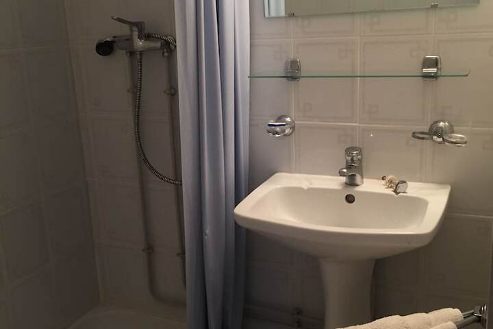 Room 8 of 34