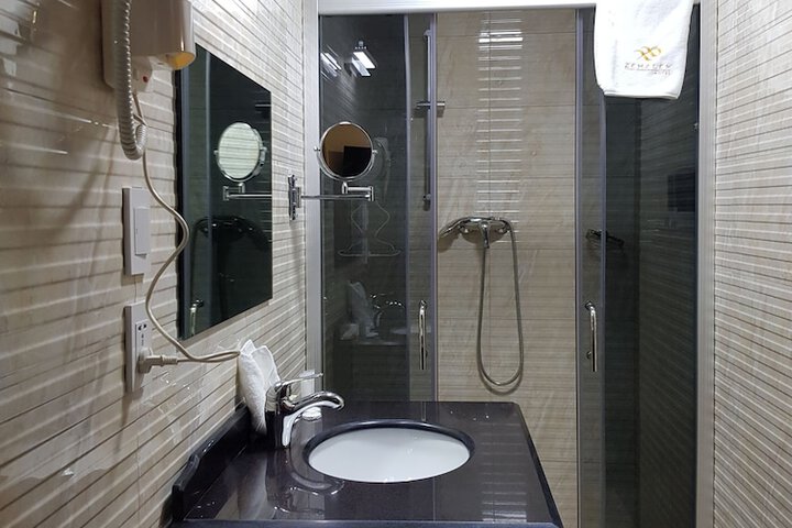 Room 6 of 14