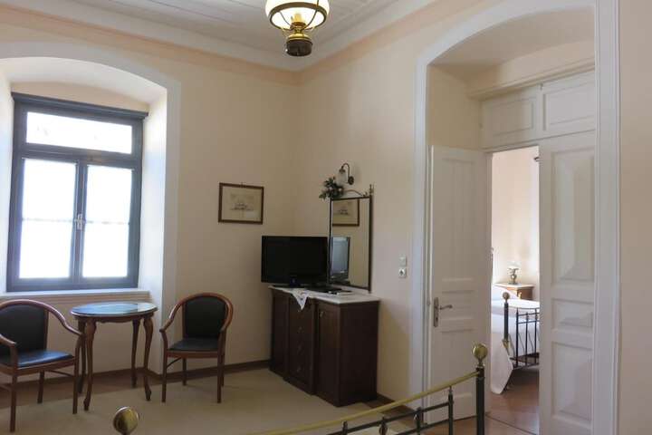 Room 32 of 60