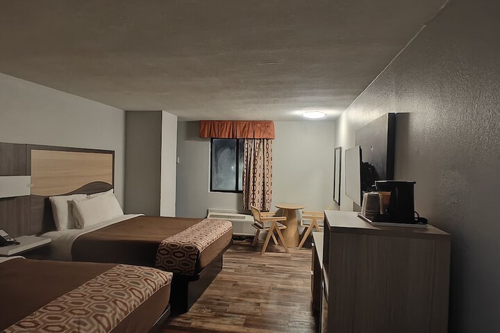 2 Queen Beds (3 of 4)
