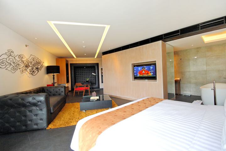 Room 25 of 94