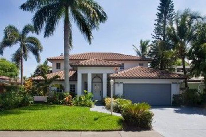Exterior of 5Br Waterfront Canal House for 9 by RedAwning