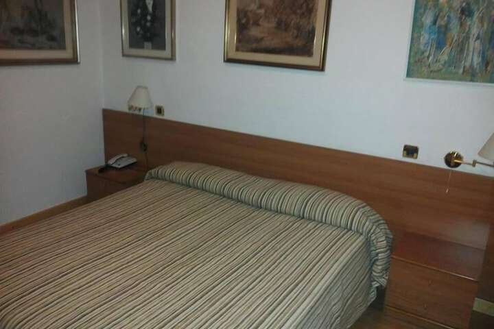 Room 9 of 34