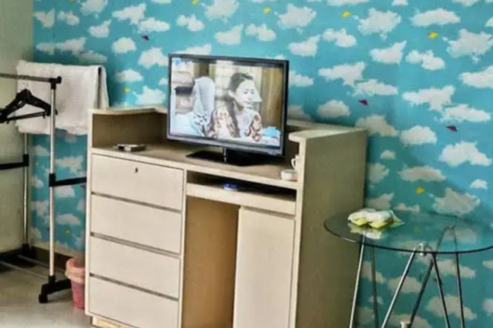 Room 17 of 28