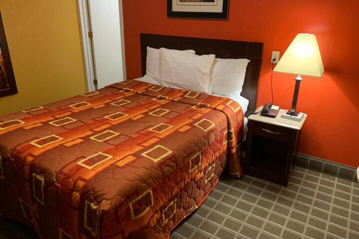 1 Queen Bed (8 of 16)