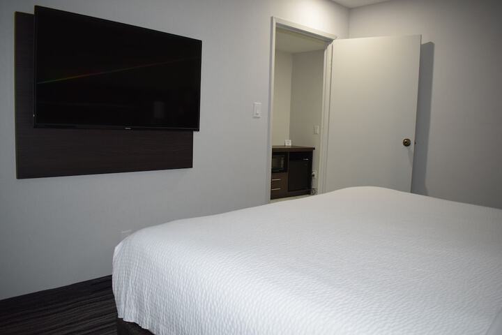 1 King Bed (3 of 14)